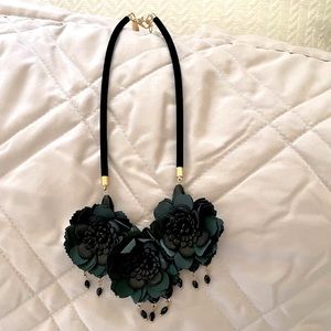 Ann Taylor hunter green flower necklace